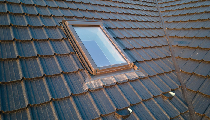 Pose de fenêtre de toit Velux sur couverture